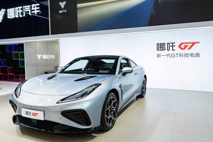 深圳2哪吒汽车在智能汽车领域的表现，领途汽车在新能源汽车市场中的影响力